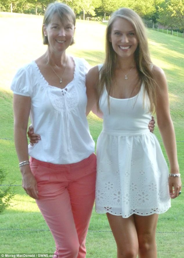 La estudiante británica invita a sus amigas tomar fotos desnudas para su madre