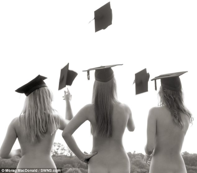 La estudiante británica invita a sus amigas tomar fotos desnudas para su madre