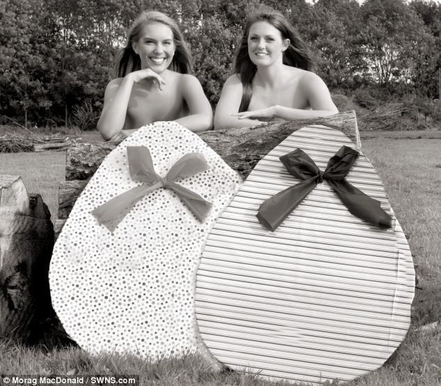 La estudiante británica invita a sus amigas tomar fotos desnudas para su madre