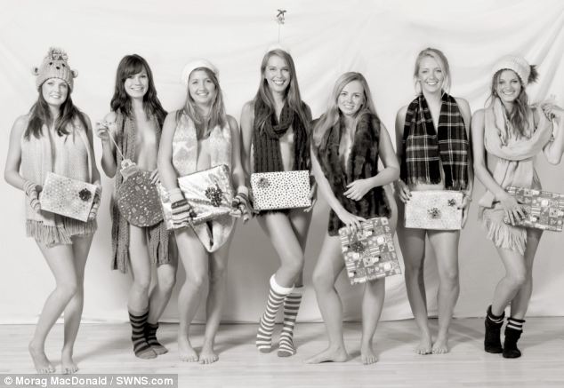 La estudiante británica invita a sus amigas tomar fotos desnudas para su madre