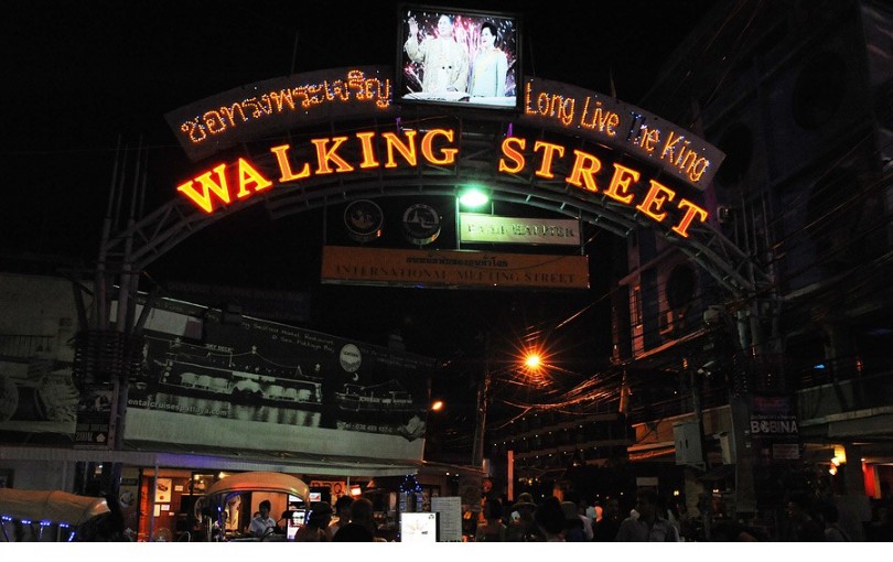 La calle central de Pattaya en Tailandia, llena de transexuales y locura
