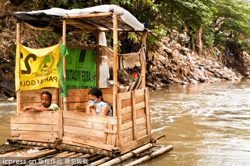 El baño encima del Río Ciliwung de Jacarita, Indonesia 印尼雅加达芝利翁河上漂浮的厕所。