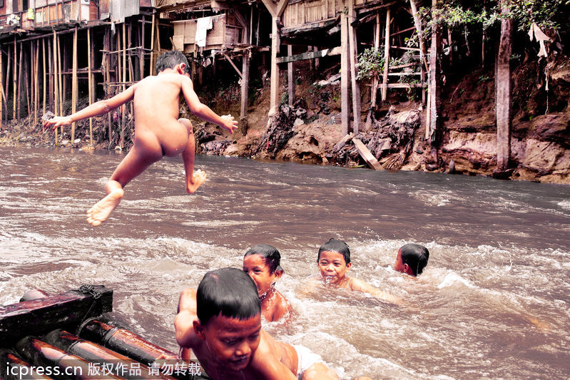 Los niños nadaban en el Río Ciliwung de Jacarita, Indonesia 孩子们跳进印尼雅加达芝利翁河内游泳。