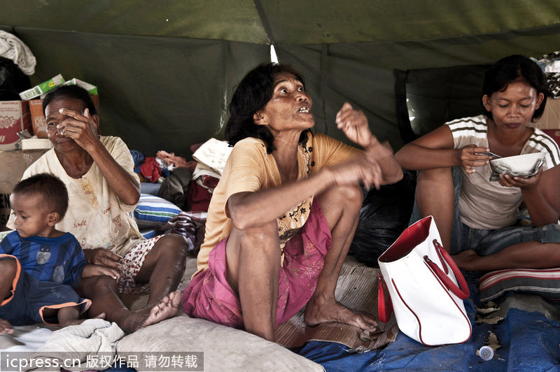 Los refugiados vivían en los campamentos 住在帐篷里的难民。