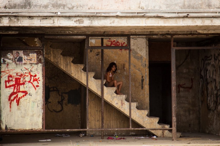 La infancia de los niños con basuras en el barrio bajo en Eslovaquia