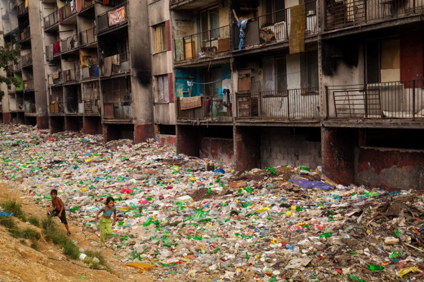La infancia de los niños con basuras en el barrio bajo en Eslovaquia