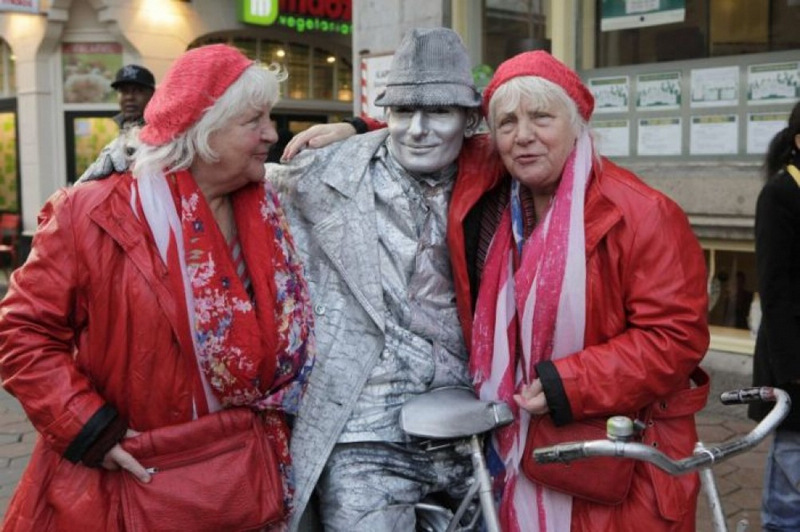 Louise Fokkens y Martine Fokkens, dos prostitutas más viejas en la Zona Roja de Asterdam Louise Fokkens y Martine Fokkens, dos prostitutas más viejas en la Zona Roja de Asterdam