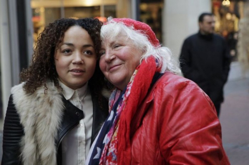 Louise Fokkens y Martine Fokkens, dos prostitutas más viejas en la Zona Roja de Asterdam Louise Fokkens y Martine Fokkens, dos prostitutas más viejas en la Zona Roja de Asterdam