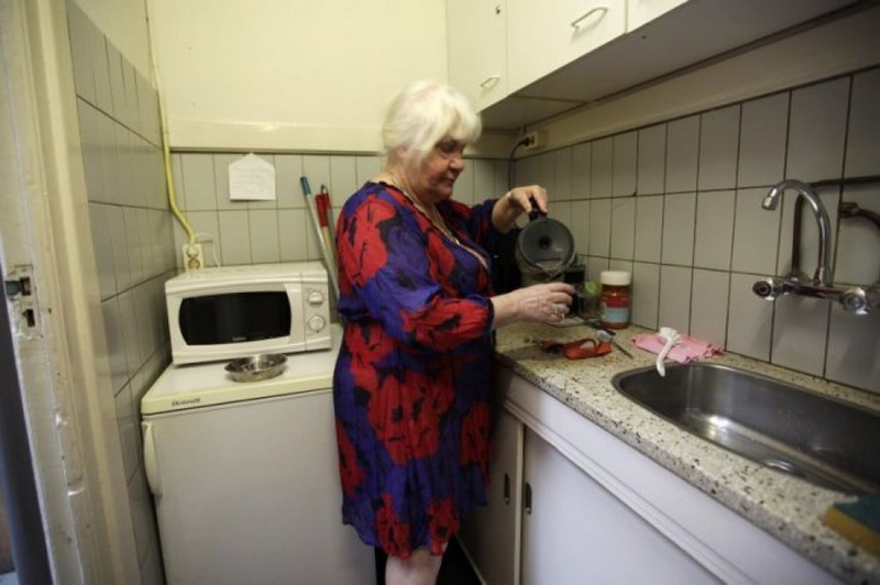 Louise Fokkens y Martine Fokkens, dos prostitutas más viejas en la Zona Roja de Asterdam Louise Fokkens y Martine Fokkens, dos prostitutas más viejas en la Zona Roja de Asterdam