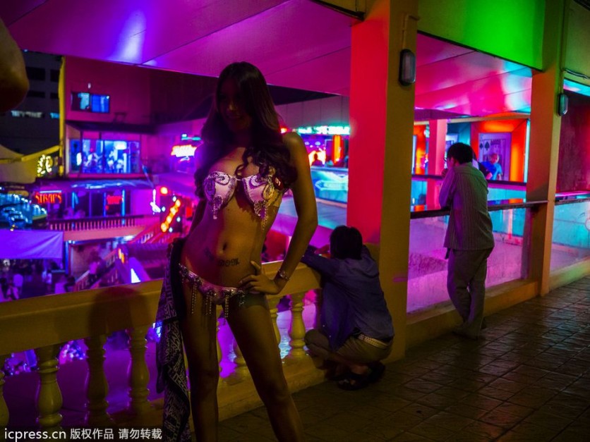 Vida nocturna de la zona roja en Tailandia