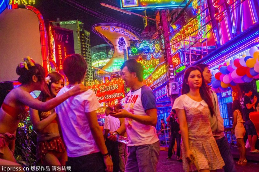 Vida nocturna de la zona roja en Tailandia