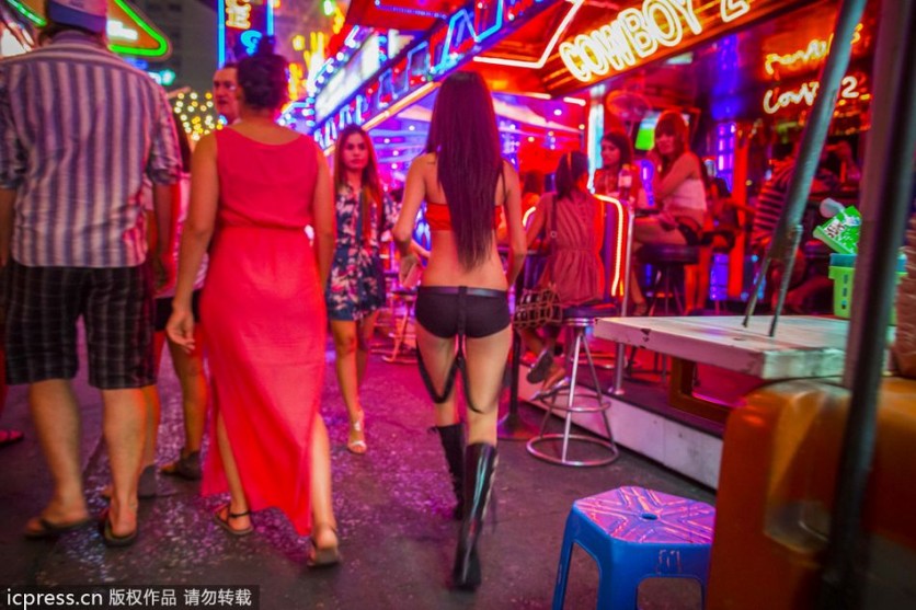 Vida nocturna de la zona roja en Tailandia