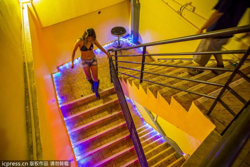 Vida nocturna de la zona roja en Tailandia