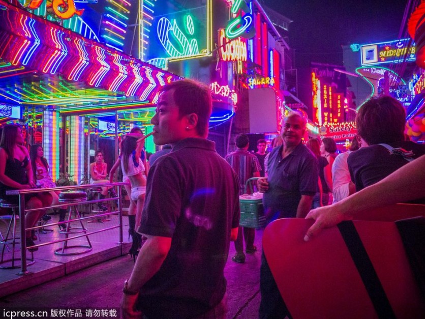 Vida nocturna de la zona roja en Tailandia