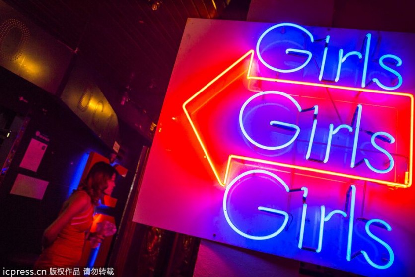 Vida nocturna de la zona roja en Tailandia