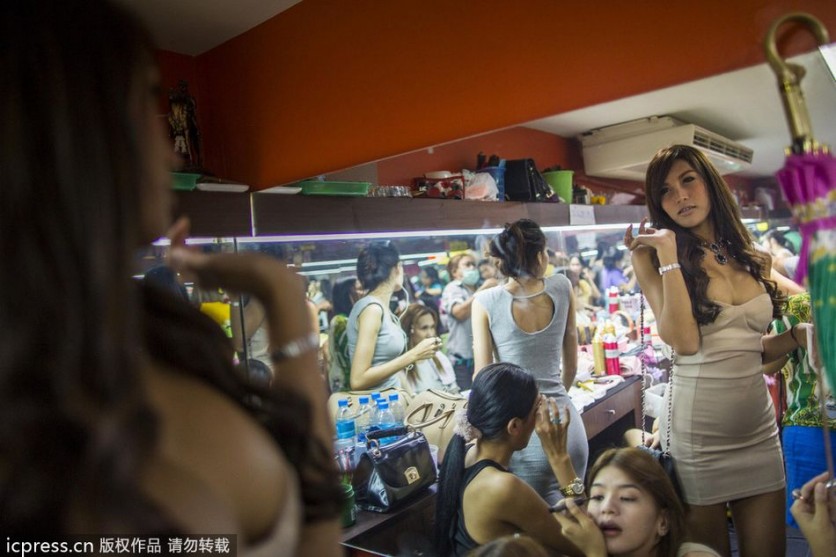 Vida nocturna de la zona roja en Tailandia