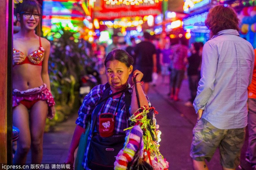 Vida nocturna de la zona roja en Tailandia