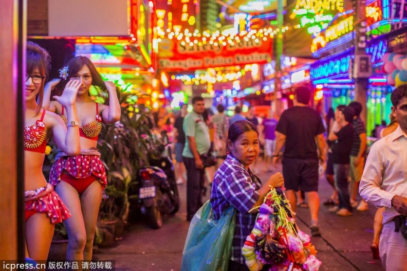 Vida nocturna de la zona roja en Tailandia